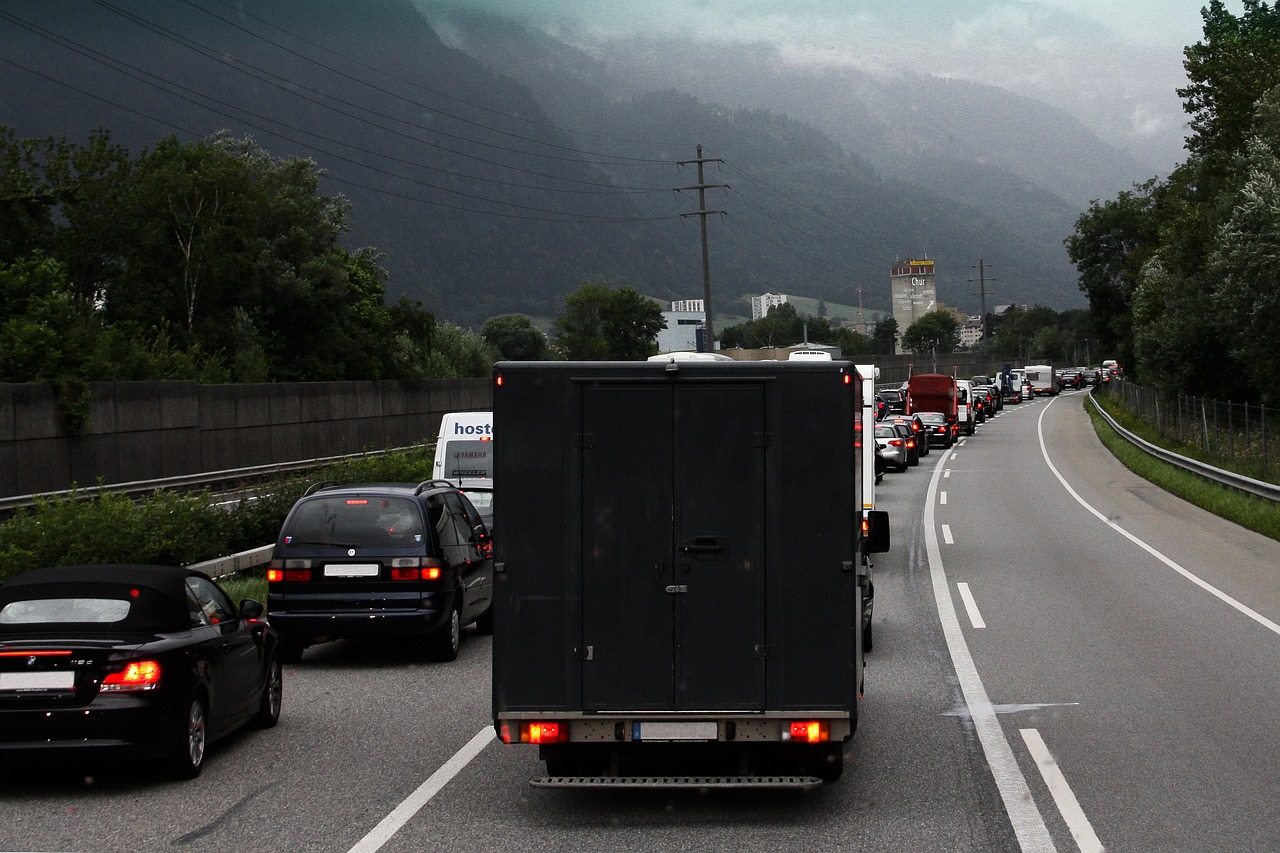 道路交通标线的重要性及其应用