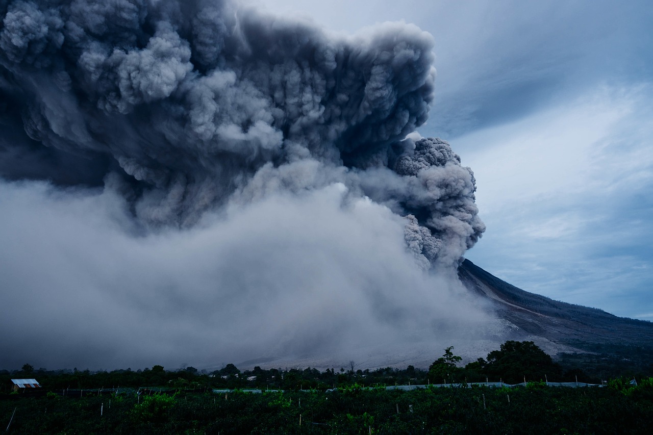 日本樱岛火山震撼喷发，烟柱高达2700米