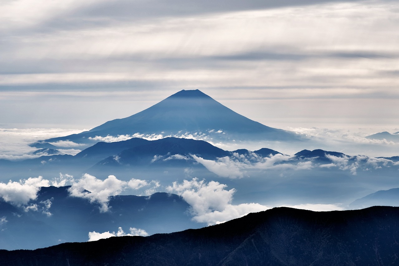 日本樱岛火山震撼喷发，烟柱高达2700米